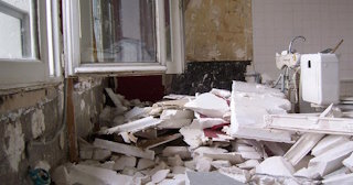 Демонтаж хрущевки в Гае - удаление старых полов и стен по выгодной цене от 1772 рублей.